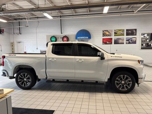 Used 2024 Chevrolet Silverado 1500 LT AWD/4WD image 2