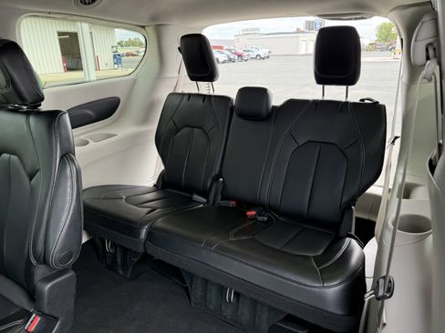 Used 2023 Chrysler Pacifica Touring-L FWD image 16