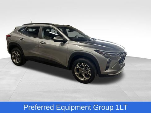 Used 2025 Chevrolet Trax LT FWD image 8