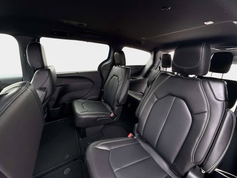 New 2026 Chrysler Pacifica Select image 14