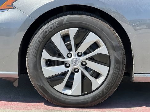 Used 2025 Nissan Altima 2.5 S FWD image 11