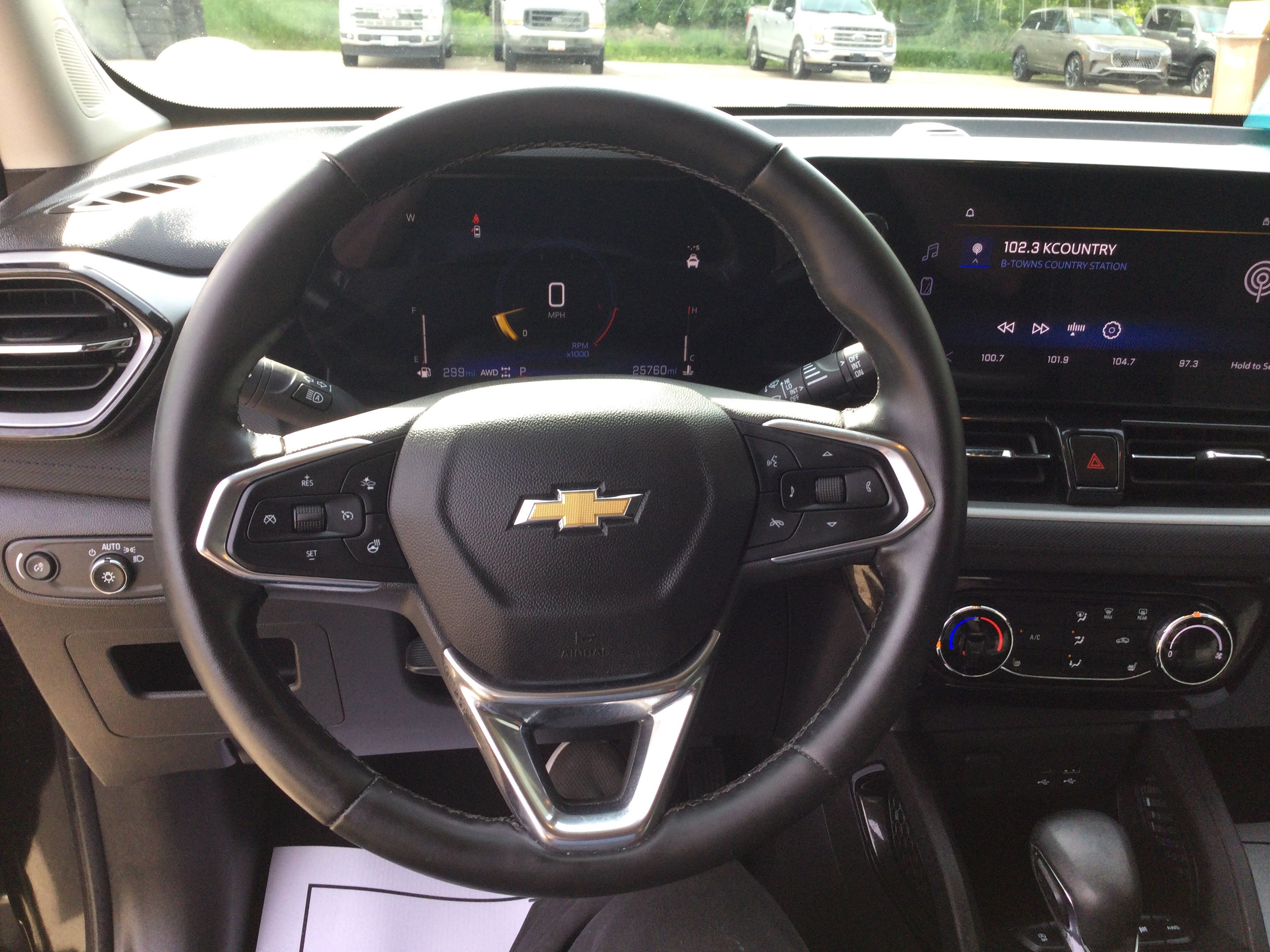 Used 2025 Chevrolet TrailBlazer LT w/ LT Cold Weather Package AWD/4WD image 14