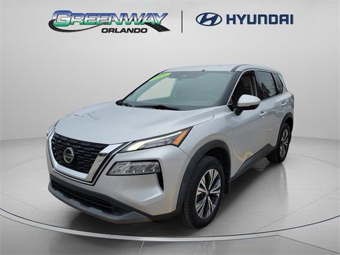 Used 2021 Nissan Rogue SV image 2