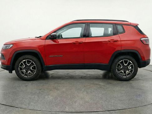 Used 2025 Jeep Compass Trailhawk AWD/4WD image 5