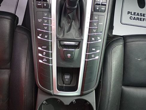 Used 2021 Porsche Macan image 33