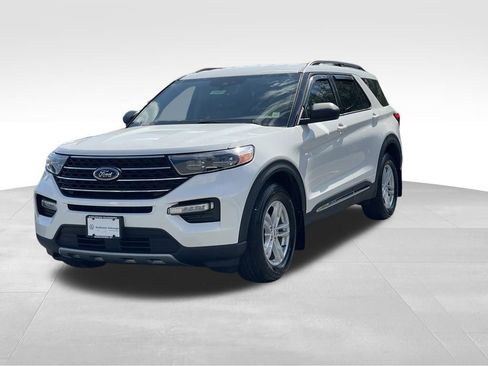 Used 2022 Ford Explorer XLT w/ Equipment Group 202A AWD/4WD image 2