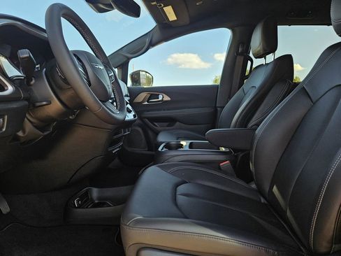 New 2026 Chrysler Pacifica Select image 12