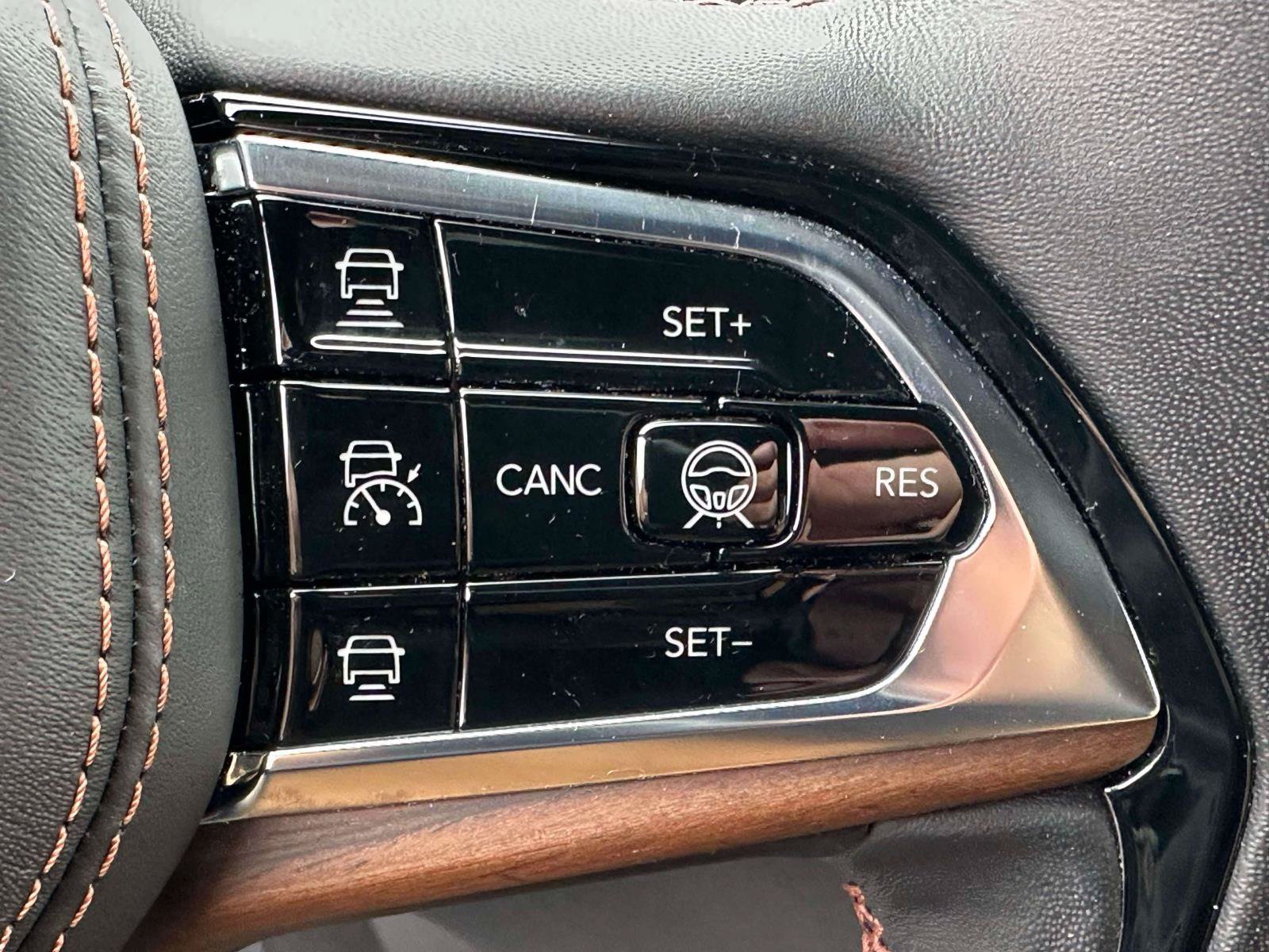 Used 2023 Jeep Grand Cherokee Summit AWD/4WD image 25