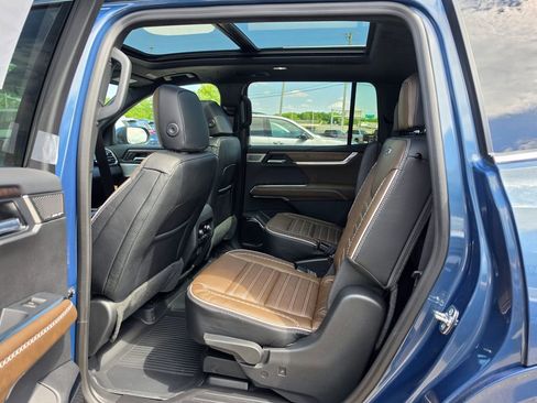 New 2026 GMC Acadia Denali Ultimate w/ LPO, Floor Liner Package AWD/4WD image 12