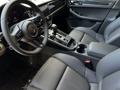 Certified 2025 Porsche Macan image 4