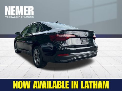 Used 2024 Volkswagen Jetta SE FWD image 2