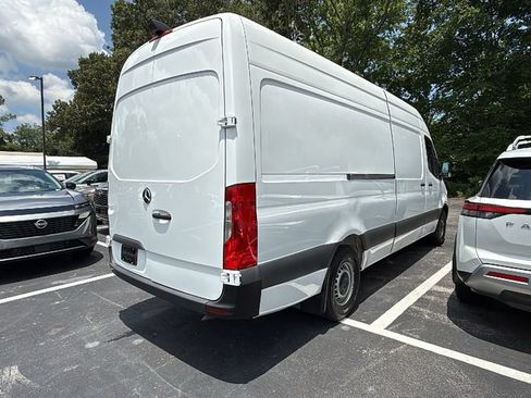 Used 2023 Mercedes-Benz Sprinter 2500 image 2