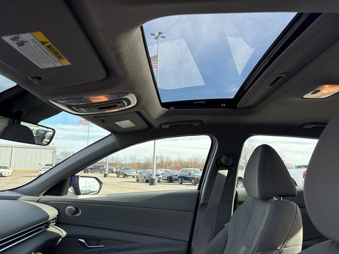 Used 2025 Hyundai Elantra SEL image 12