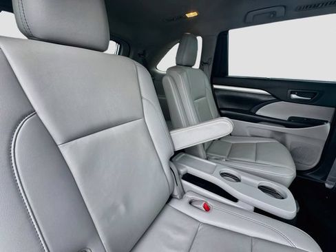 Used 2019 Toyota Highlander XLE AWD/4WD image 29