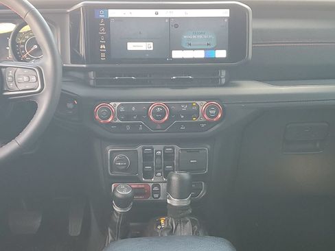 Used 2024 Jeep Wrangler Unlimited Rubicon w/ XTREMEE 35" Tire Package AWD/4WD image 15