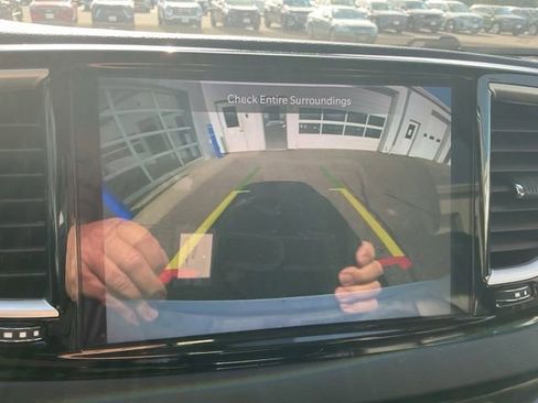 Used 2024 Chrysler Pacifica Touring-L FWD image 17