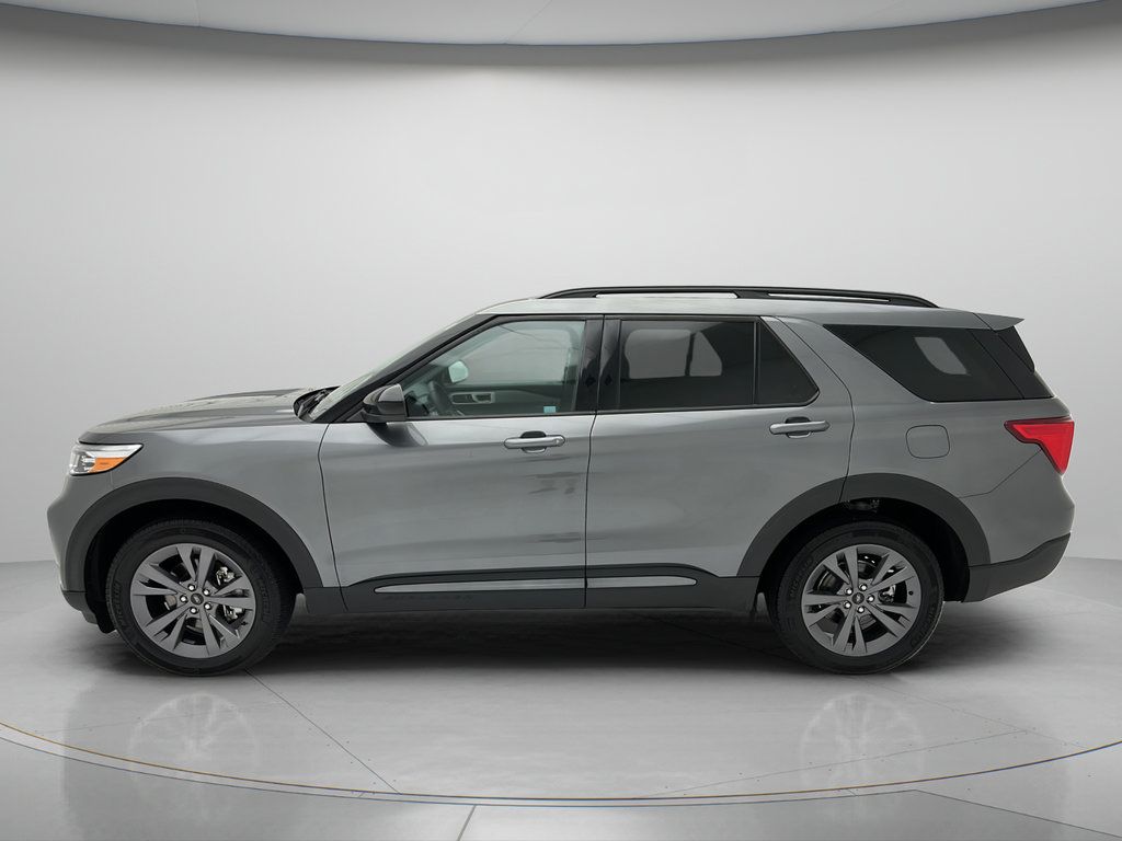 Used 2024 Ford Explorer XLT w/ Equipment Group 202A AWD/4WD image 8