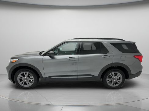 Used 2024 Ford Explorer XLT w/ Equipment Group 202A AWD/4WD image 8