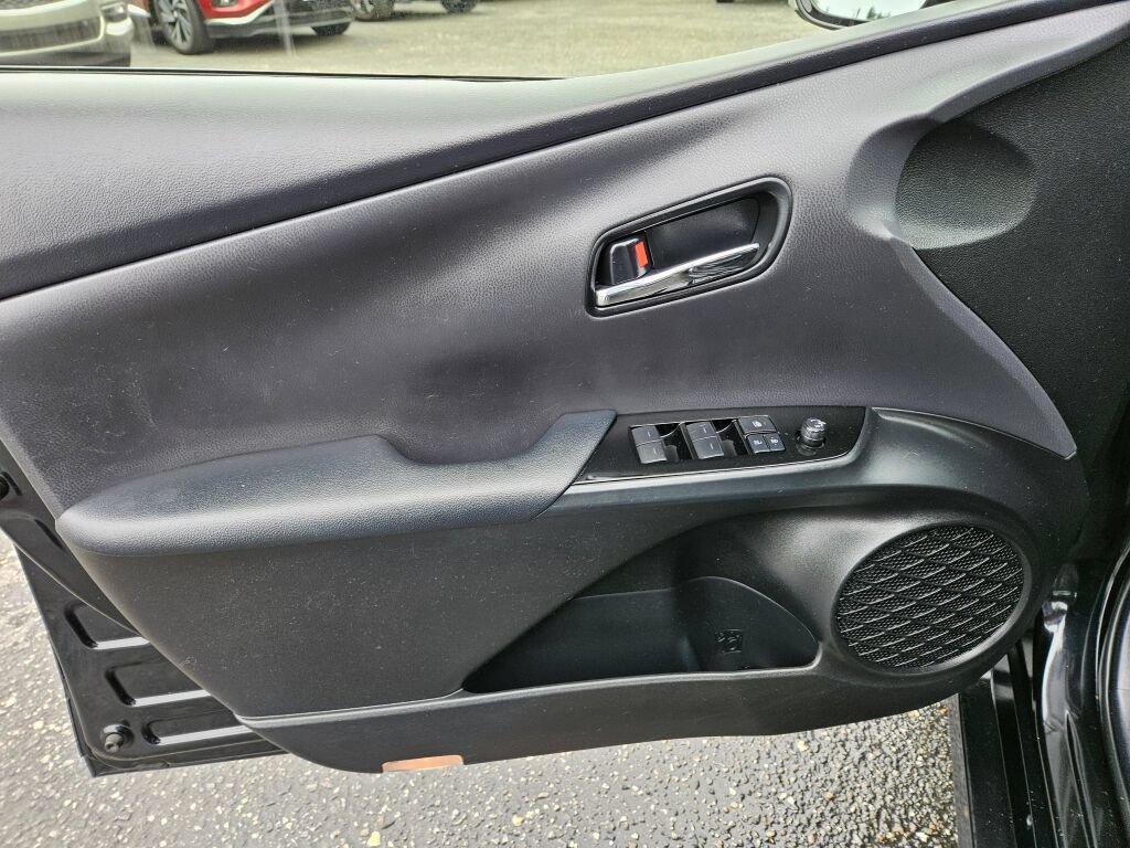 Used 2019 Toyota Prius XLE AWD/4WD image 18