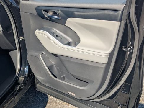 Used 2023 Toyota Highlander XLE image 13