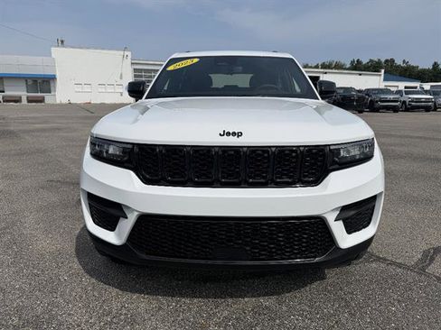 Used 2023 Jeep Grand Cherokee Altitude AWD/4WD image 2
