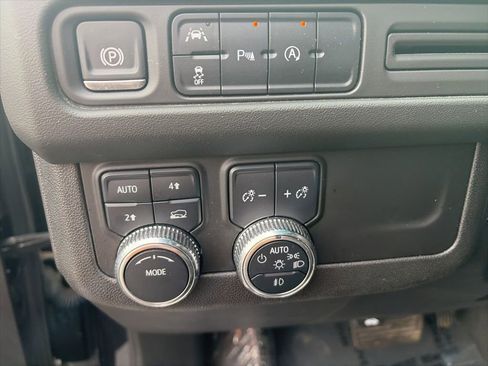 Used 2024 GMC Yukon SLT AWD/4WD image 17