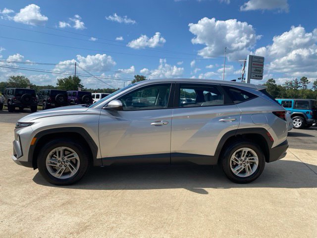 Used 2025 Hyundai Tucson SE AWD/4WD image 2