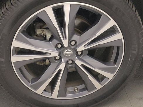 Used 2017 Nissan Pathfinder Platinum w/ Family Entertainment Package FWD image 31