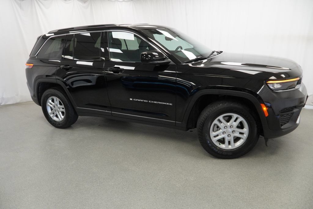 Certified 2024 Jeep Grand Cherokee Laredo AWD/4WD image 17