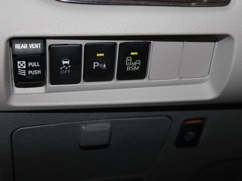 Used 2017 Toyota Sienna XLE Premium image 9