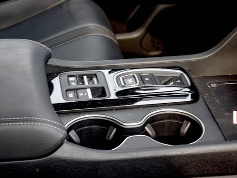 Used 2025 Honda Pilot Touring image 9