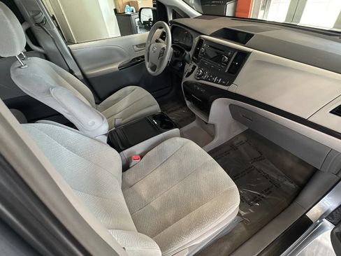 Used 2014 Toyota Sienna LE FWD image 19