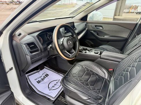 Used 2023 Nissan Rogue SV image 9