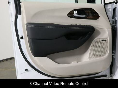 Used 2024 Chrysler Pacifica Limited w/ Uconnect Theater Family Group image 22