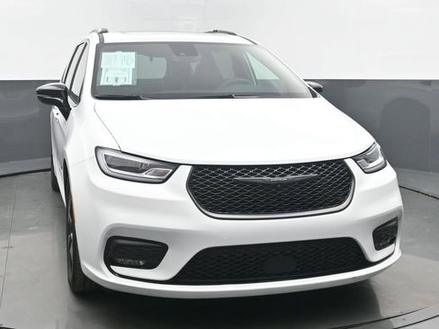 Used 2025 Chrysler Pacifica Limited image 8