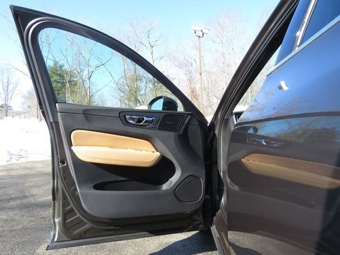 Used 2019 Volvo XC60 T5 Inscription image 6