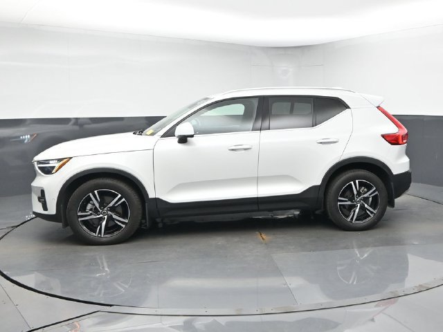 Used 2023 Volvo XC40 B5 Plus w/ Driver Assist Package AWD/4WD image 4