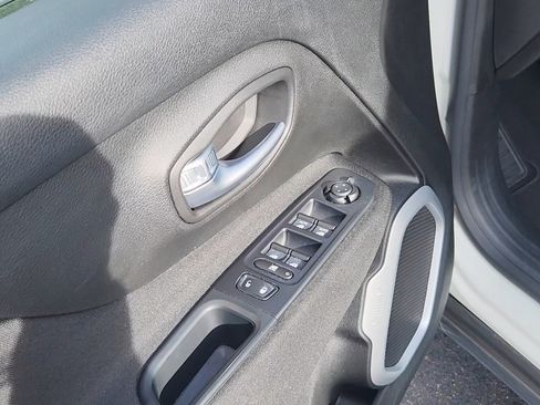 Used 2019 Jeep Renegade Latitude w/ Popular Equipment Group image 7