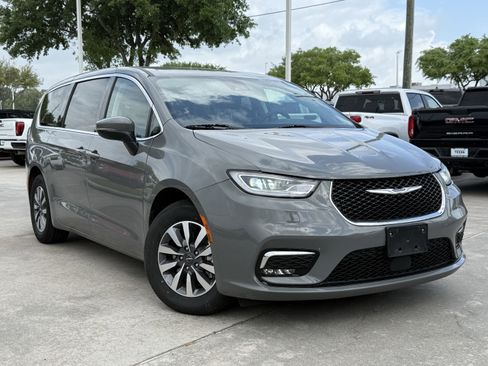 Used 2023 Chrysler Pacifica Touring-L image 2