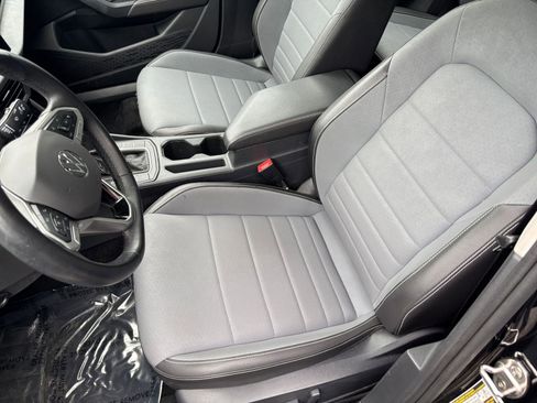 Used 2025 Volkswagen Jetta SE FWD image 37