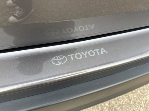 Used 2018 Toyota Highlander Limited w/ Carpet Mat Package (TMS) AWD/4WD image 8