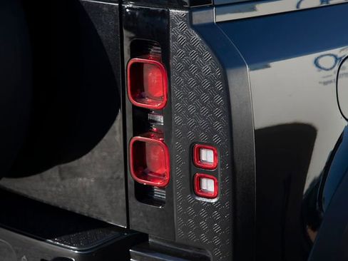 Used 2025 Land Rover Defender 90 X-Dynamic SE image 14