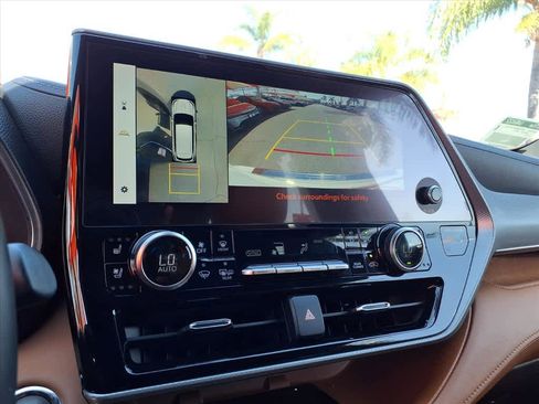 Used 2023 Toyota Highlander Platinum image 11