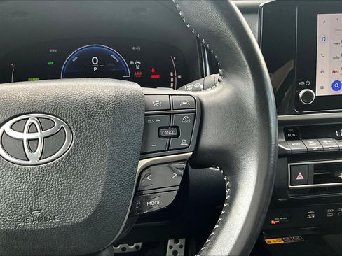 Used 2025 Toyota Camry SE FWD image 19