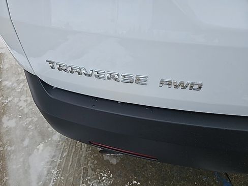 Used 2023 Chevrolet Traverse LT w/ Rear Camera Mirror Package image 14