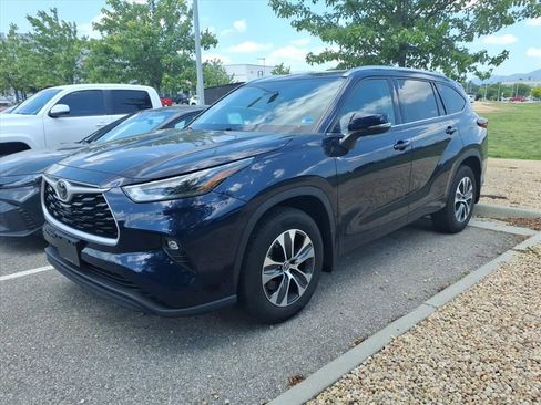 Used 2021 Toyota Highlander XLE AWD/4WD image 4
