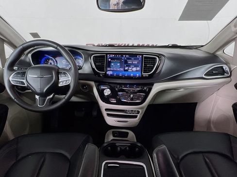 Used 2024 Chrysler Pacifica Touring-L FWD image 24