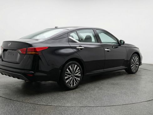Used 2025 Nissan Altima 2.5 SV FWD image 9