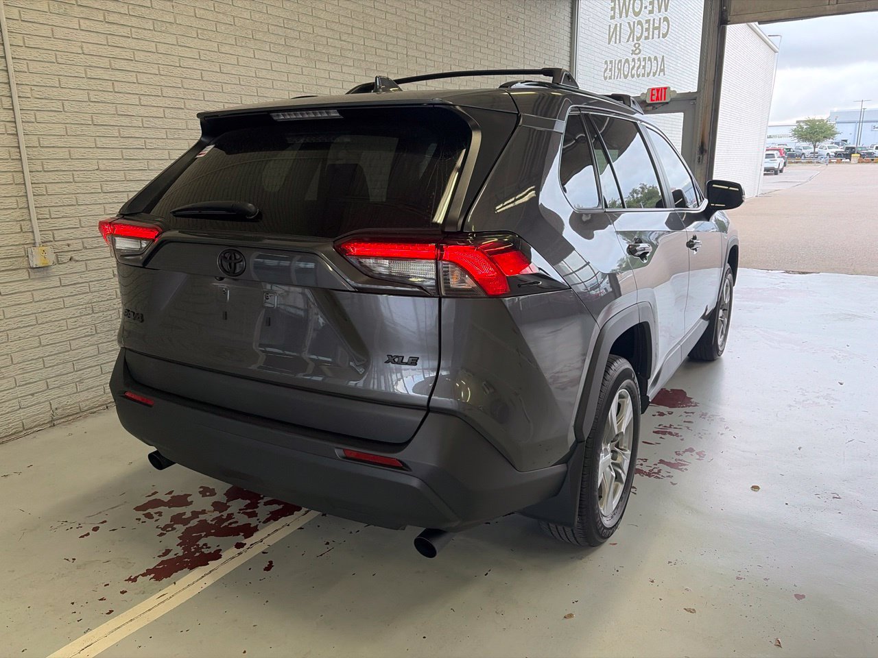Used 2024 Toyota RAV4 XLE w/ Convenience Package FWD image 3