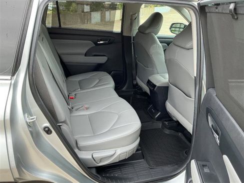 Used 2020 Toyota Highlander XLE AWD/4WD image 39